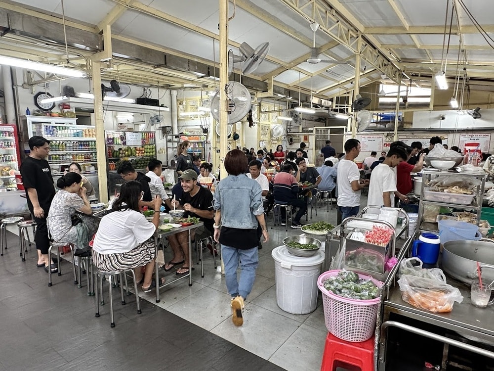 the restaurant’s charm keeps crowds coming in all day